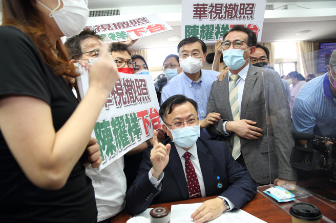 立法院交通委员会28日邀请国家通讯传播委员会主委陈耀祥（前坐者）就华视新闻接连发生3次字幕出错一事做专题报告，国民党立委郑丽文（左起）、赖士葆、郑正钤与曾铭宗等人包围杯葛陈耀祥，要求他下台负责、华视撤照。（张铠乙摄）