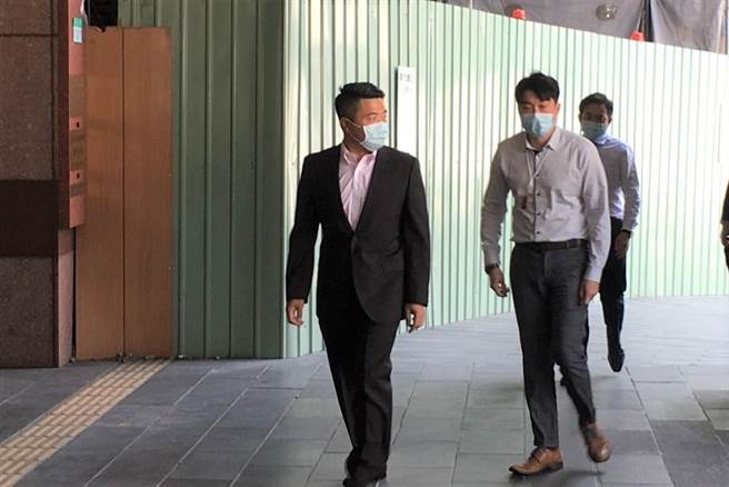 國民黨前立委顏寬恒（前，黑衣者）遭名嘴周玉寇提告，赴北檢出庭。(崔正綱攝)