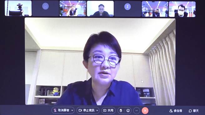 台中市長盧秀燕因接觸確診者而居隔中，她今天上午透過視訊主持市府防疫會議。(市府提供／林欣儀台中傳真)