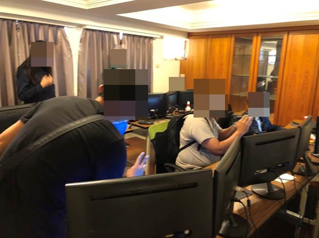 金门警方扫荡假投资赌博犯罪集团，跨海赴台中查获藏匿社区大楼的网路诈骗组合。（警方提供）