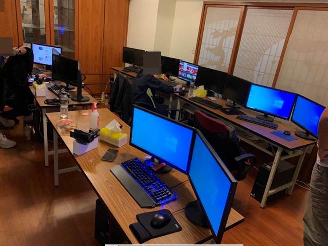 警方直捣赌博机房起出犯案用电脑主机7部、萤幕14具、手机8支、监视器1具、WIFI分享器1具等赃证物。（警方提供）