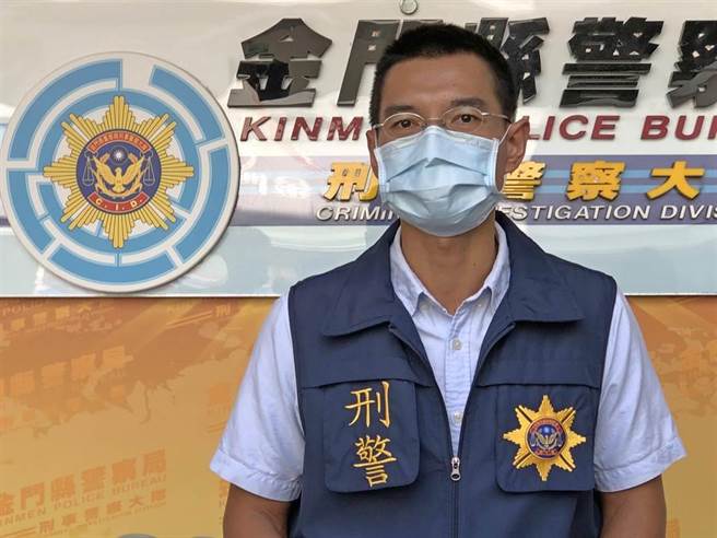 金门县刑警大队说明查获过程，提醒民眾小心上当。（李金生摄）