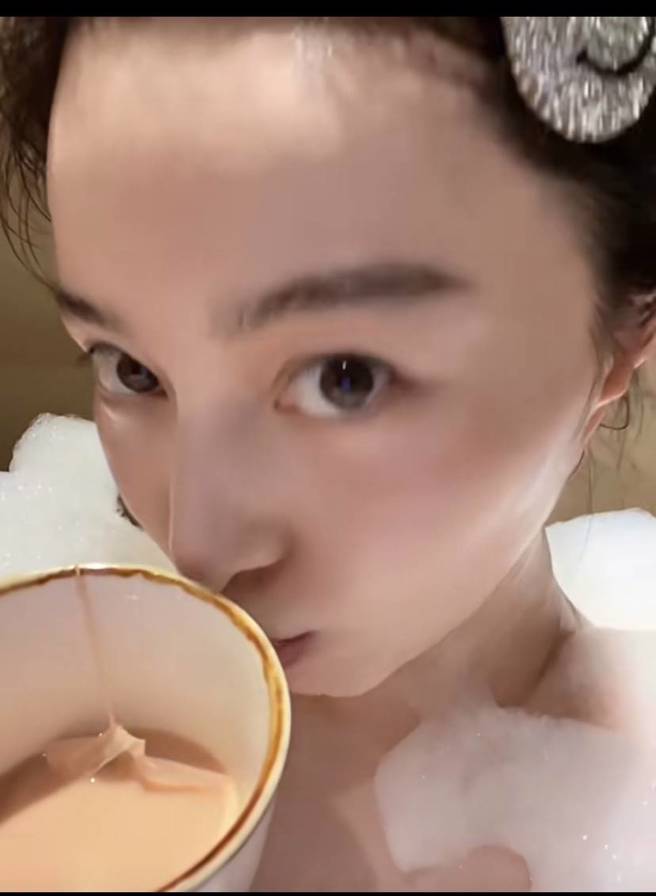 范冰冰放送泡澡畫面。（圖／取材自小紅書）