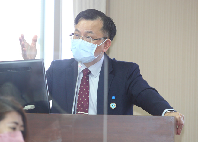 华视新闻近期接连出错，引发争议，国家通讯传播委员会主委陈耀祥（如图）28日在立院质询时表示，就他个人立场，依目前调查资料来看，华视的行为可能构成妨害公共秩序。个案违规的惩处结果最快3至6个月出炉，会尽量提早。（张铠乙摄）