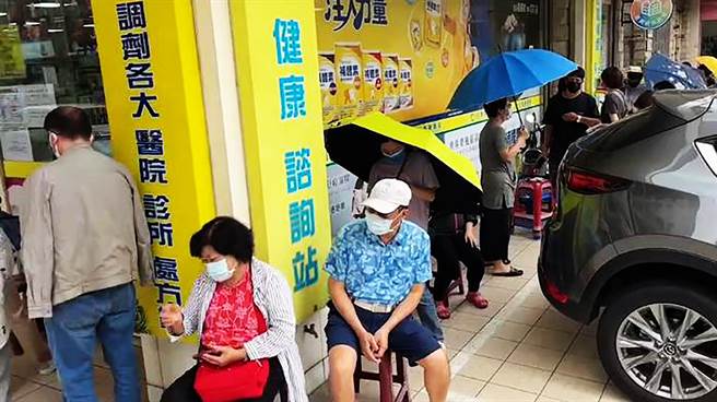 快筛剂实名制上路，新竹县民眾排队抢购。（民眾提供／罗浚滨新竹传真）