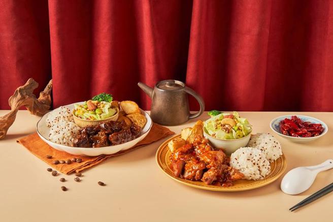 （怡客咖啡攜手知名湘菜品牌「彭園」推出聯名商品「左宗棠雞肉藜麥飯」，以及「咖啡仔排藜麥飯」，預計於5月6日於怡客咖啡開賣。圖／怡客咖啡提供）