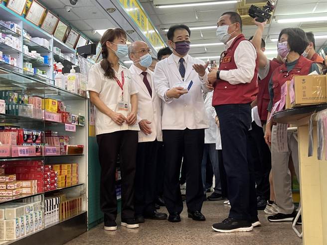侯友宜視察快篩試劑販售情況及居家送藥服務。（王揚傑攝）
