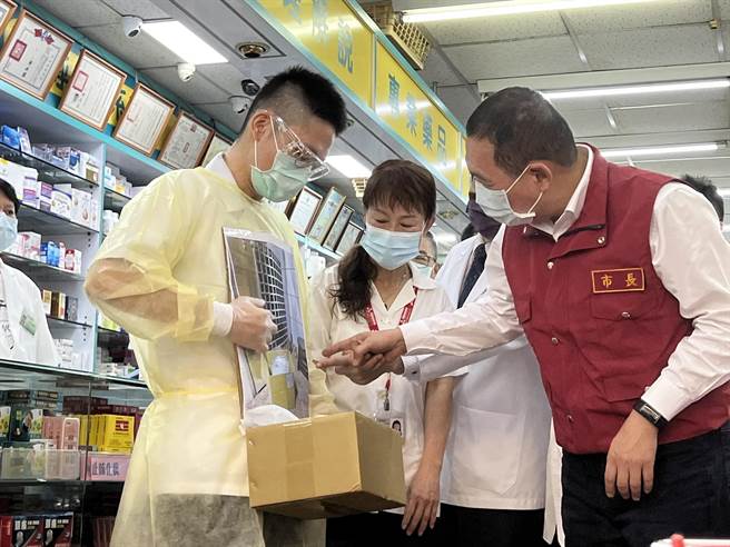 侯友宜視察快篩試劑販售情況及居家送藥服務。（王揚傑攝）