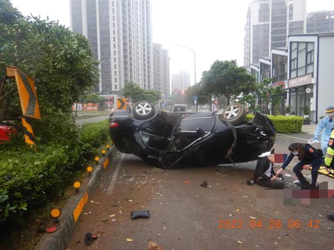 桃园中坜今早发生酒驾车祸。（中坜分局提供／蔡明亘桃园传真）