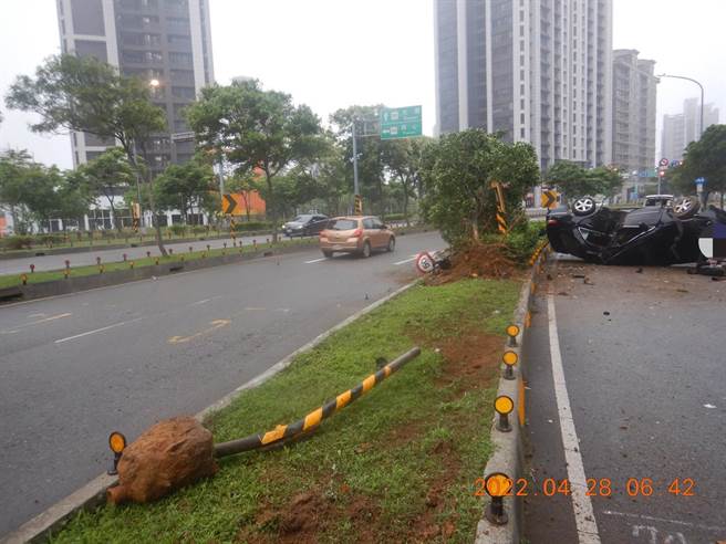 路树和标志都被撞飞。（中坜分局提供／蔡明亘桃园传真）