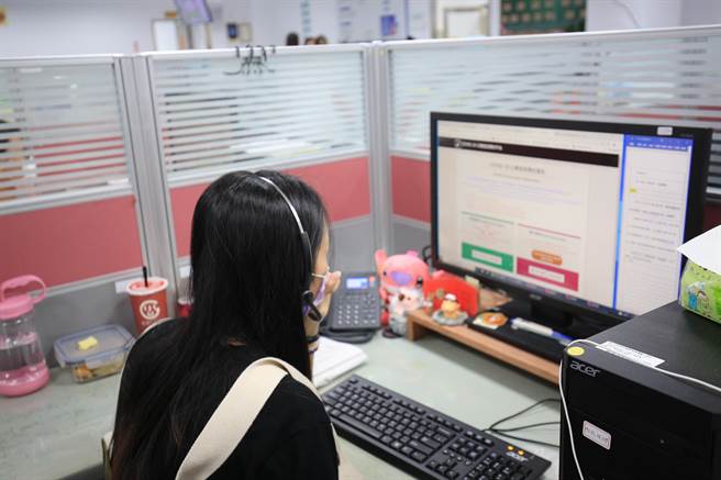 1999文字應答服務，一樣有專人在線上即時回應。(研考會提供／林欣儀台中傳真)