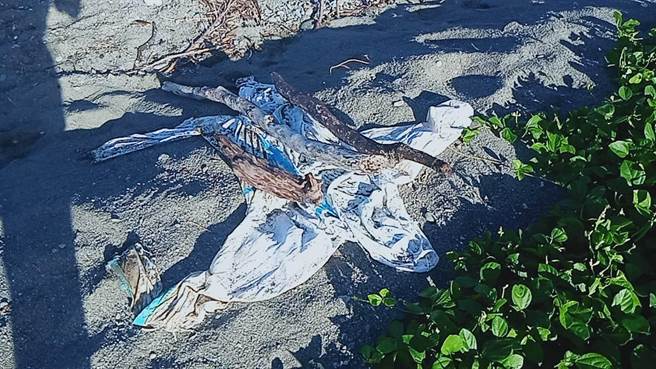 蘭嶼八代灣海灘出現1件防疫隔離衣。（民眾提供／蔡旻妤台東傳真）