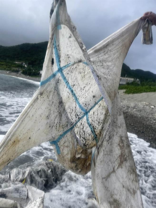 蘭嶼八代灣海灘出現1件防疫隔離衣。（民眾提供／蔡旻妤台東傳真）