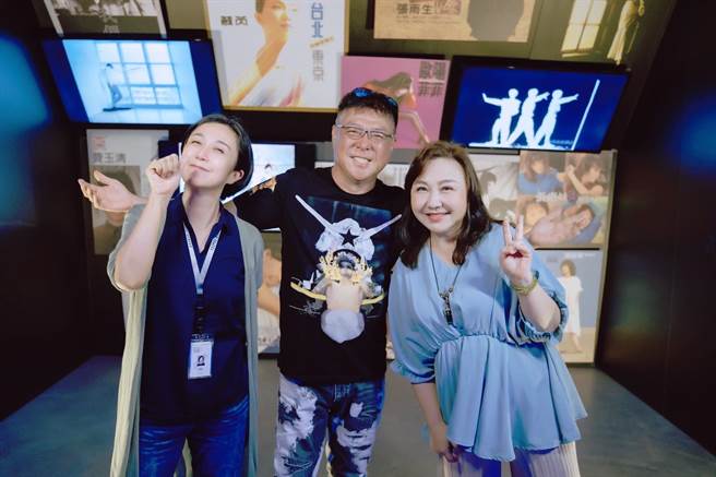 黄韵玲（左起）、姜育恒及郑怡开心合照。（台北流行音乐中心提供）