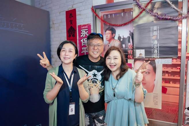黄韵玲（左起）、姜育恒及郑怡开心合照。（台北流行音乐中心提供）