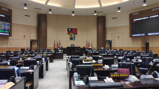 苗栗縣副議長李文斌隨行秘書傳出確診，縣議會目前正值定期會期間，有議員建議改視訊開會。（李京昇攝）