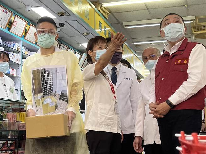 侯友宜視察快篩試劑販售情況及居家送藥服務。（王揚傑攝）