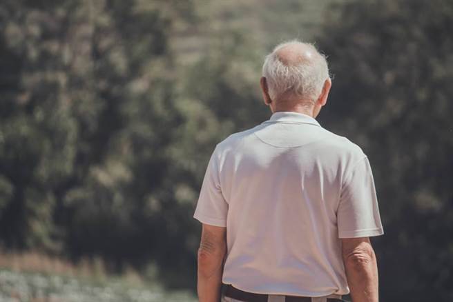 多名香港议员批评，香港安养及医疗服务落后，呼吁加强探讨老龄化问题。（示意图／Shutterstock）