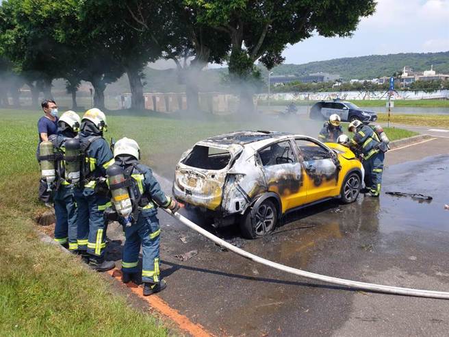 北市大直橋下一輛計程車起火燃燒，驚見車內有一具焦屍。（翻攝照片／林郁平台北傳真）
