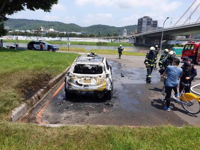 北市大直橋下一輛計程車起火燃燒，驚見車內有一具焦屍。（翻攝照片／林郁平台北傳真）
