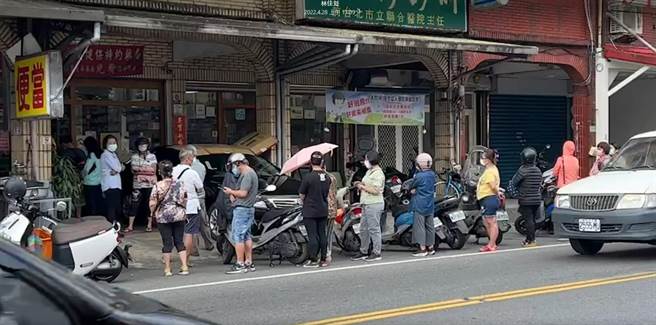 快篩實名制首上路，今天身分證尾數雙號者可前往購買1份5入500元的快篩試劑，每間藥局門口一早就出現排隊人潮。（民眾提供）