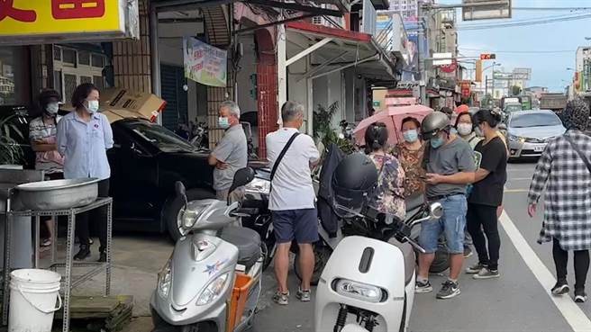 快篩實名制首上路，今天身分證尾數雙號者可前往購買1份5入500元的快篩試劑，每間藥局門口一早就出現排隊人潮。（民眾提供）