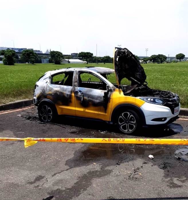 北市大直橋下一輛計程車起火燃燒，驚見車內有一具焦屍。（翻攝照片／林郁平台北傳真）