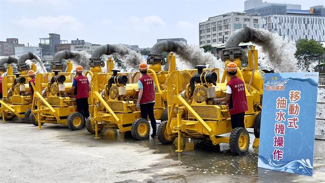 现场演练移动式抽水机操作。（吕健豪摄）