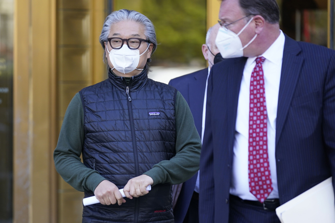 比尔．黄今天下午在曼哈顿联邦法院对敲诈勒索、市场操纵与诈欺等11项罪名不认罪。(图／美联社)