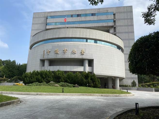 北市府派篩檢車進駐議會。（楊亞璇攝）