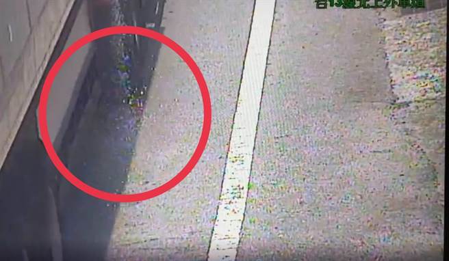 货车沿途散落玻璃碎片。（翻摄照片／李京升苗栗传真）