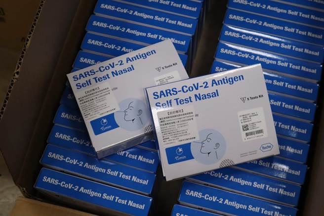 物流公司也快馬加鞭配送隔日快篩試劑。（邱立雅攝）