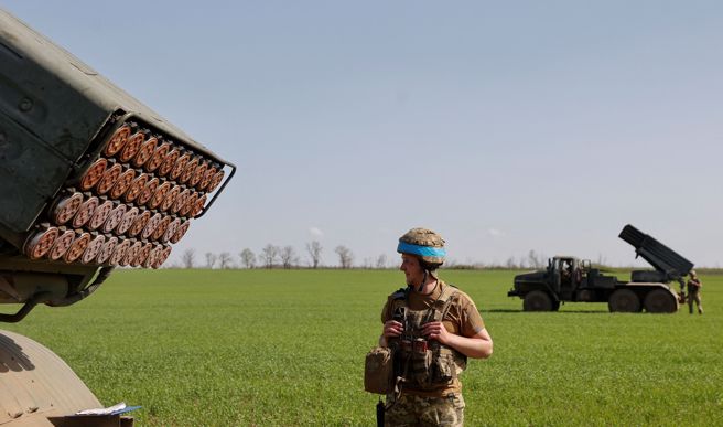 介文汲指出，俄军希望透过占领更多土地以为己方争取更多谈判筹码，图为前线的乌军火箭炮阵地。（路透社资料照）