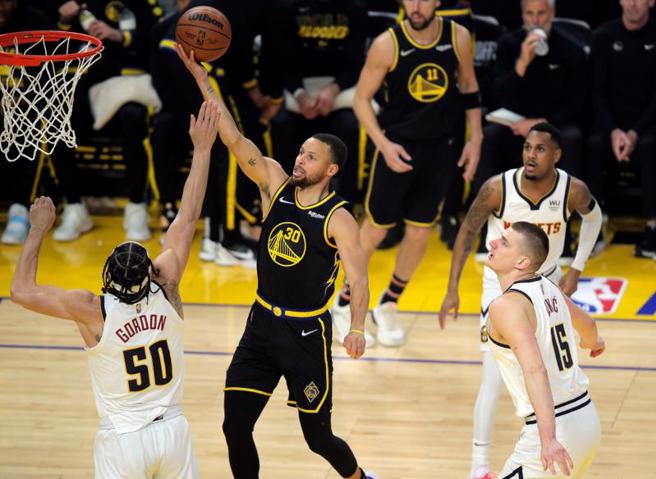 柯瑞重返先發，帶領勇士4比1淘汰金塊，成為西區第一支晉級球隊。(美聯社)