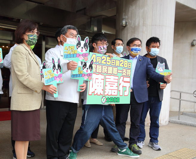 民進黨士林北投議員初選民調出爐，「焦糖哥哥」陳嘉行（中）僅獲得8%的支持。（本報資料照）