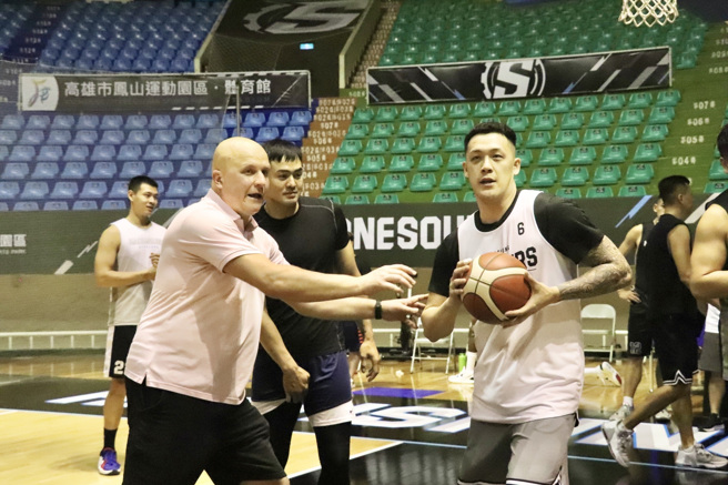 钢铁人展不放弃决心，聘请塞尔维亚籍教练格鲁诺维奇，担任球队首席助理教练。(高雄钢铁人提供)