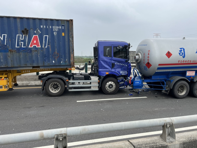 台61線西濱快速道路28日下午發生4車連環撞。（翻攝自記者爆料網）