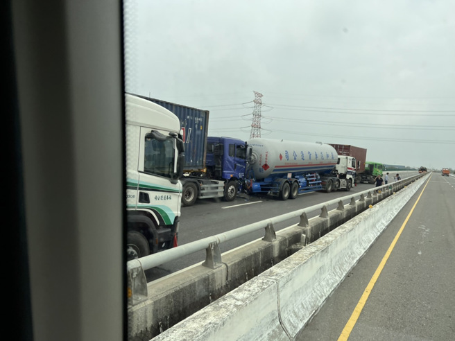 台61線西濱快速道路28日下午發生4車連環撞。（翻攝自記者爆料網）