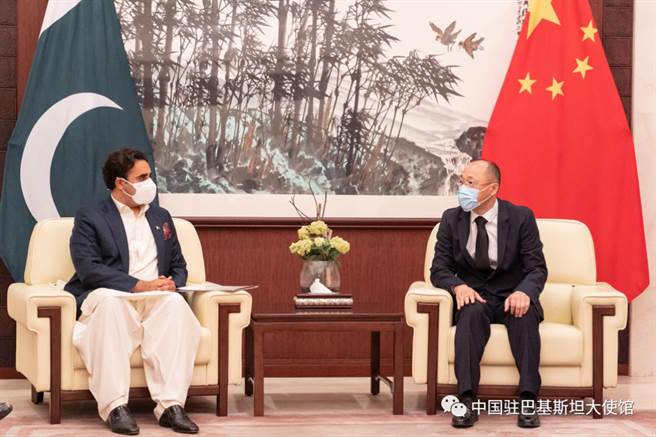 巴基斯坦新任外长比拉瓦尔(左)赴中使馆吊唁：不惜一切代价缉拿幕后凶手。（中国驻巴基斯坦大使馆网站）