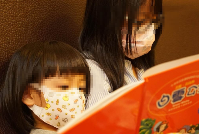 有议员接获民眾反映，孙子下课回家口罩与带出门的不同，一问之下发现是看到同学口罩很可爱，因此交换戴，让她相当吃惊，呼吁所有家长要树立观念，以免交互感染。(吴建辉摄)