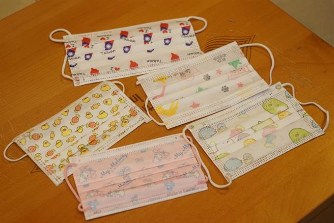 有议员接获民眾反映，孙子下课回家口罩与带出门的不同，一问之下发现是看到同学口罩很可爱，因此交换戴，让她相当吃惊，呼吁所有家长要树立观念，以免交互感染。(吴建辉摄)