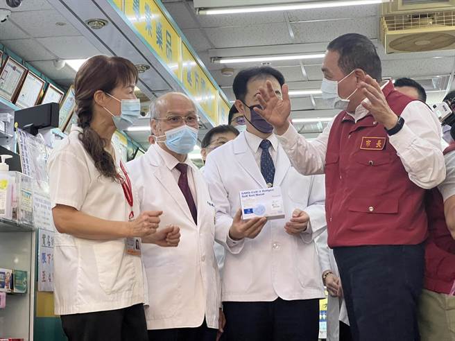 侯友宜視察快篩試劑販售情況及居家送藥服務。（王揚傑攝）
