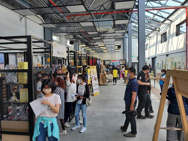 斗南7号、8号仓库成为「青创基地」，今（28日）启用，10个青年店家免费进驻，各店铺没有隔间，如开放式的街道。（周丽兰摄）