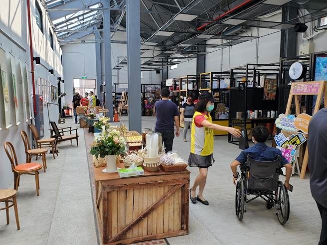 斗南7号、8号仓库成为「青创基地」，今（28日）启用，10个青年店家免费进驻，各店铺没有隔间，如开放式的街道。（周丽兰摄）
