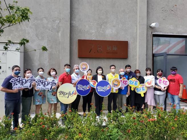 县长张丽善、斗南镇长沈晖勛、县议员蔡东富等人与青年创业者一同为78号仓库揭牌启用。（周丽兰摄）