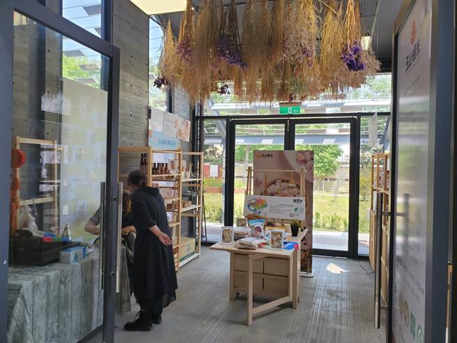 7号仓库的一个花艺展售店。（周丽兰摄）