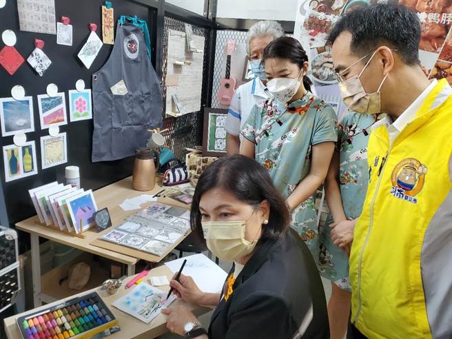 县长张丽善体验DIY。（周丽兰摄）