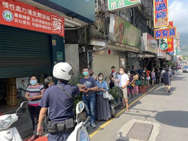 因應快篩試劑實名制販售，新北市警方出動人力加強巡查、維護秩序。（警方提供）