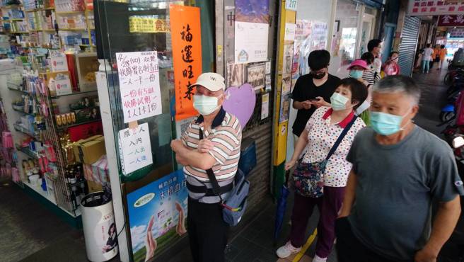 快篩試劑實名制上路，每次可憑健保卡或居留證買一盒5入，新台幣500元，無年齡限制，比照口罩實名制，以身分證字號尾數單雙號分流。首日藥局電腦連線當機無法順利登入，民眾只能等待。 （王英豪攝）
