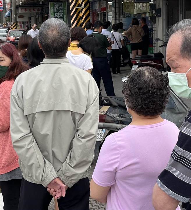 快篩實名制首日上路，台南市藥局出現排隊人龍，半小時就賣光光。（台南市藥師公會提供／程炳璋台南傳真）